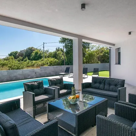 Speranza Fuer 10 Personen Holiday home Pula